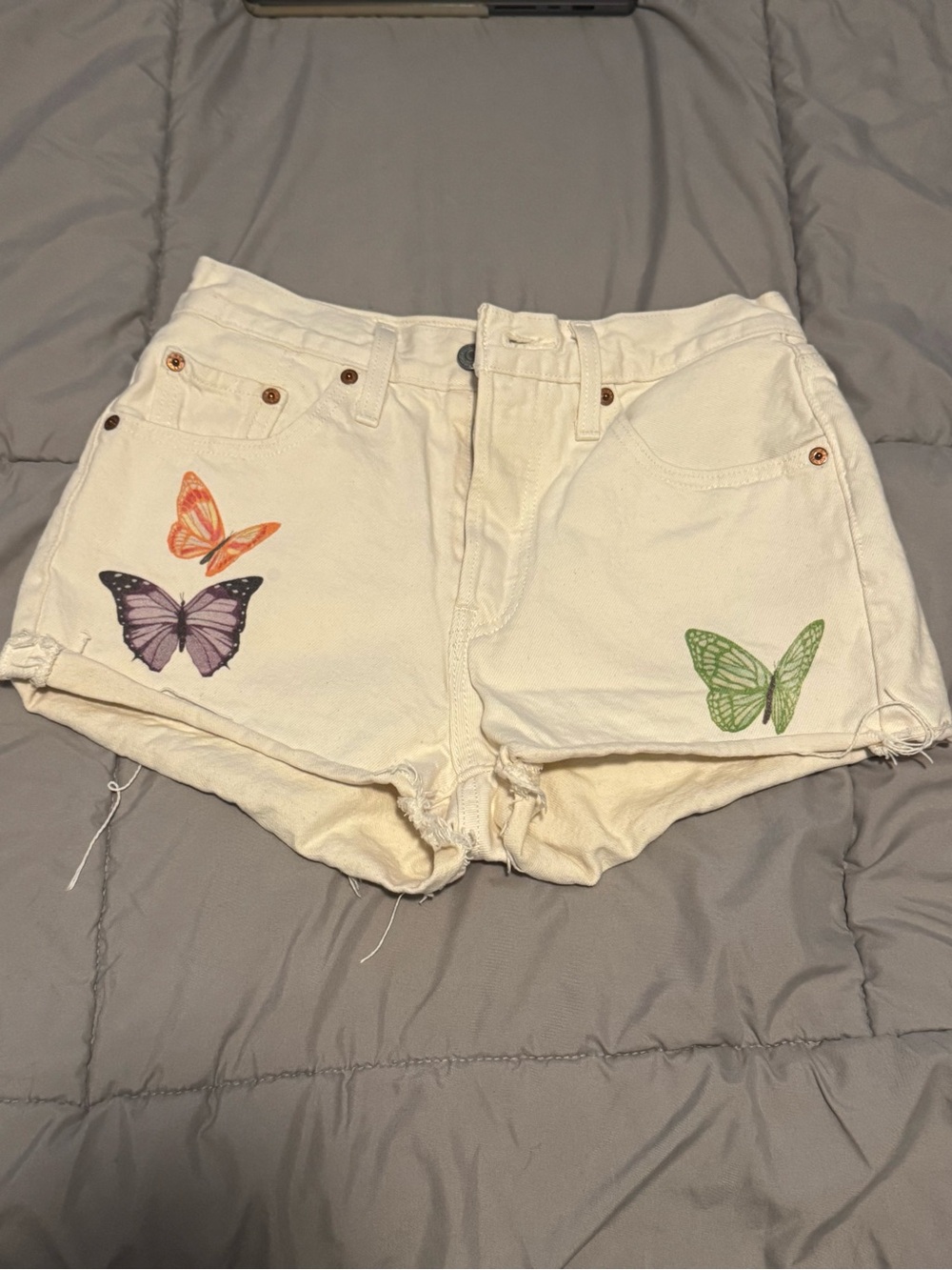 Levi’s Butterfly Embroidered Womens Cream Denim Shorts (W25)